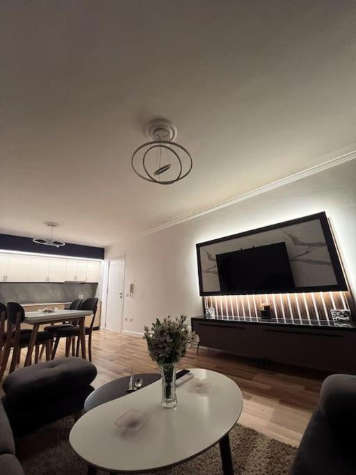 Art'S Apartment Тирана Екстериор снимка
