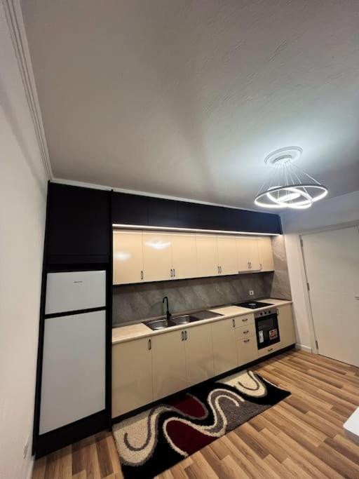 Art'S Apartment Тирана Екстериор снимка